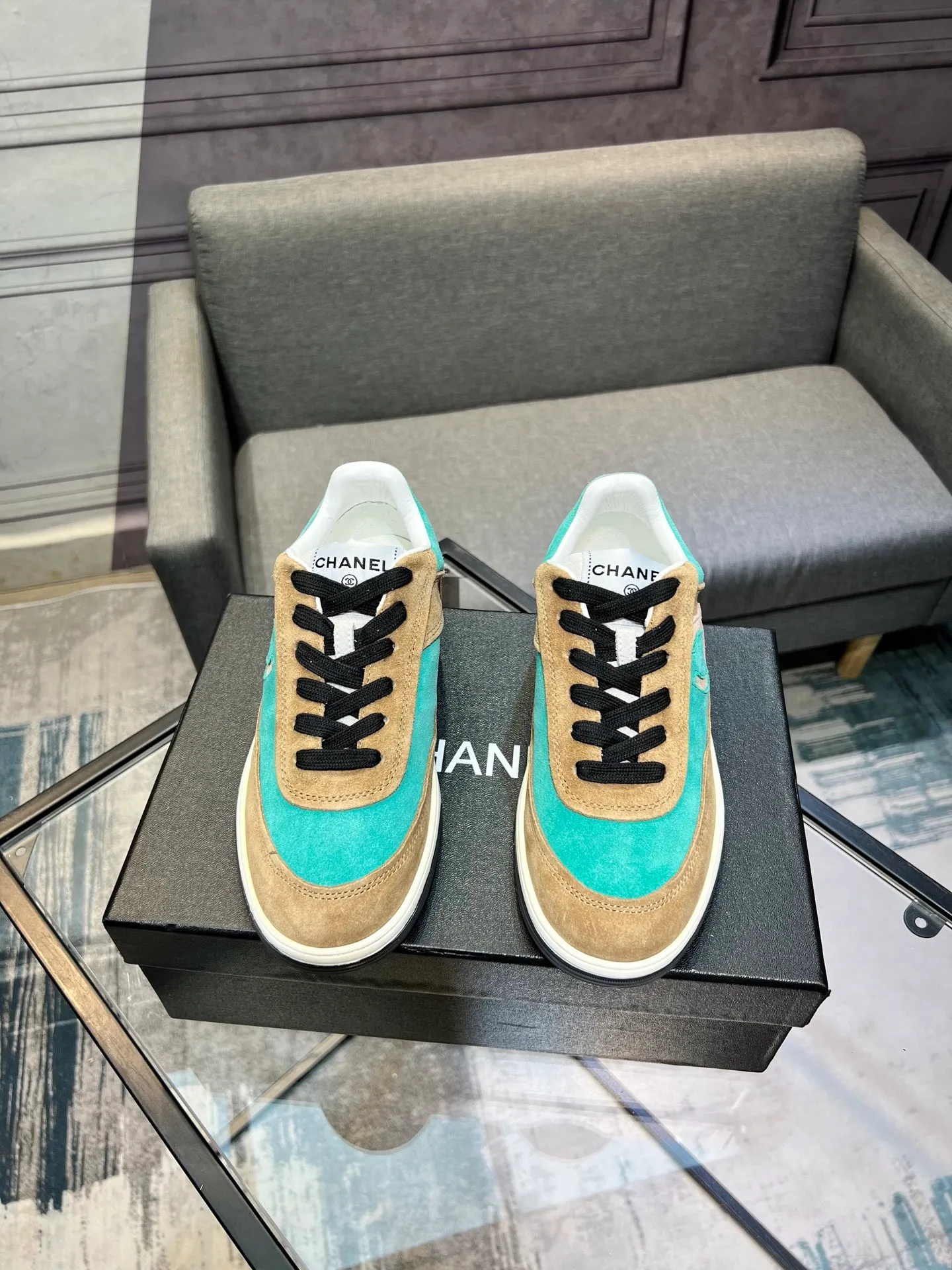Men's men's shoes 💰620 Exclusive real shot (top version) CHANEL Chanel's new panda sneakers Panda shoes Chanel 2025ss color matching thick-soled casual sports shoes sneakers Counter synchronization The counter is very popular Very difficult to buy a shoe The most popular thick-soled panda shoes on the Internet It is obvious that Xiaoxiang control cannot miss it Simple and versatile white shoes that have both good looks and comfort Thick sole increases height, is super versatile and can be worn with eyes closed😍 Whoever wears it will look better. Upper: calfskin. Lining: imported sheepskin lining. Outsole: TPU original outsole. Size: 35-44 (41 for women, 40 for men, custom made).